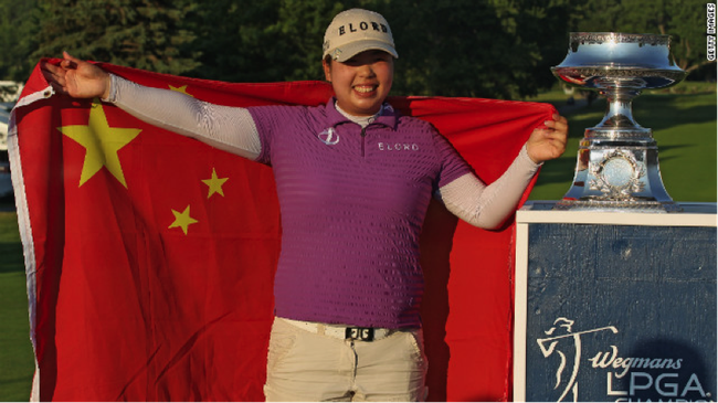 中国选手冯珊珊捧杯LPGA