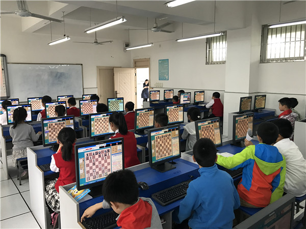 重庆江南小学的小学生们在比赛中