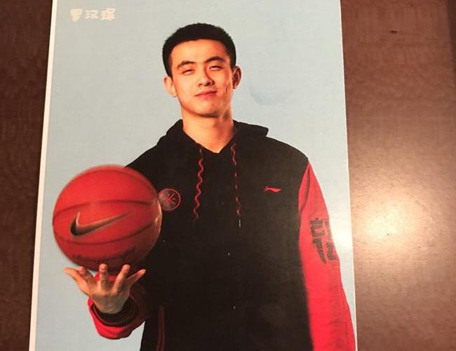 拿赵继伟的照片求小罗签名......