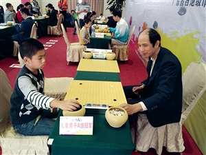 广东省围棋总教练廖桂永九段让3子和刘星下指导棋