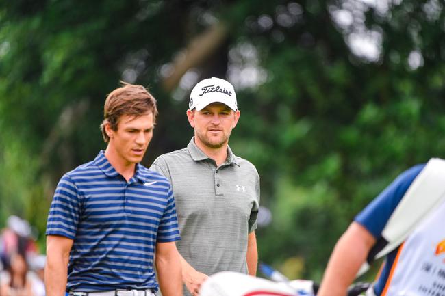 维斯伯格(中)三杆领先