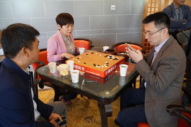 国家围棋队领队华学明和国家围棋女队教练王磊在研究棋局