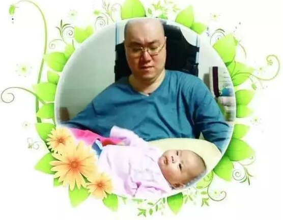 汤淼和自己的新生宝宝。(图片来源,新民网)