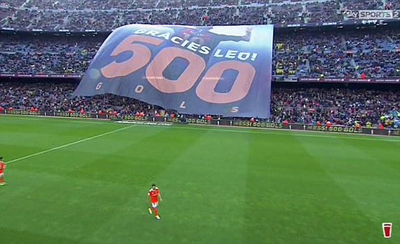 球迷打出巨型横幅庆祝梅西500球