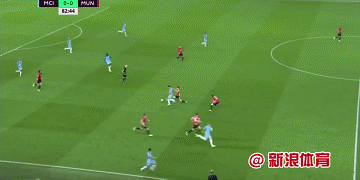 费莱尼放倒阿圭罗吃牌