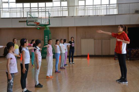 美女风暴许诺的美女竞技_新浪篮球国手_新浪练习跳舞故事房gif图片