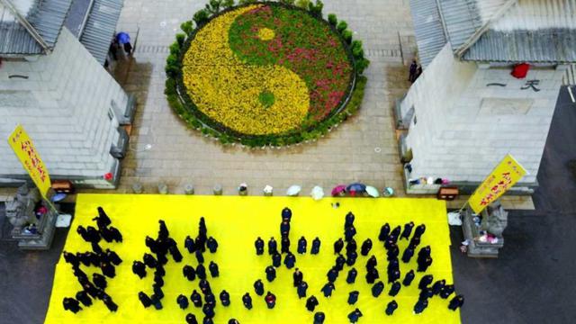 百名道士结人墙回应格斗狂人