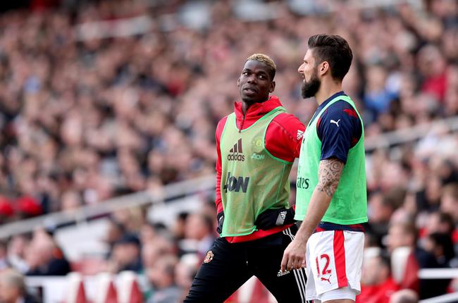 热身的博格巴和吉鲁在场边交谈 热身的博格巴和吉鲁在场边交谈