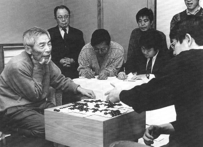 1992年王座战接受小林光一挑战，此时的小林光一保持着棋圣和名人两座桂冠