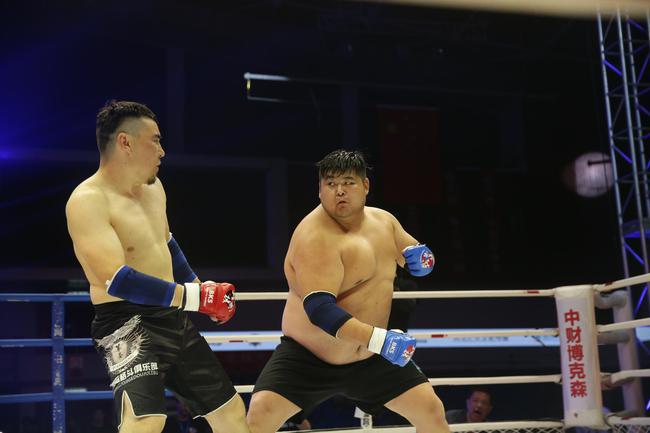 战无极院校赛首日鏖战11小时 敖日格乐险踢瘸对手