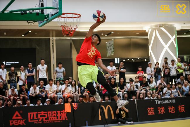 云南轰炸机竟扣歪篮筐!或是最强一届扣篮大赛