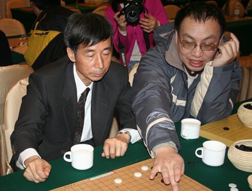 （2007年，来到研究室摆棋的钱宇平）