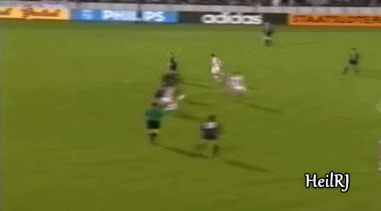 马尔蒂尼面对罗纳尔多的突破,也只能选择犯规来阻挡外星人前进的脚步