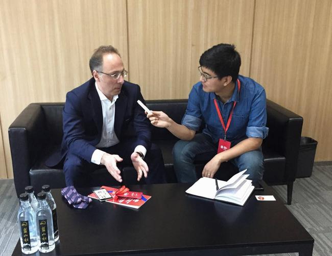 俄罗斯世界杯组委会官员约得雅茨(图左)接受新华社记者姬烨专访