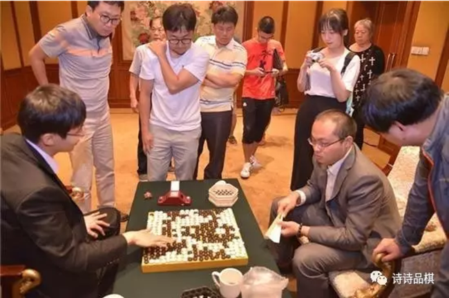 资料图:唐韦星(右二)在应氏杯决赛中