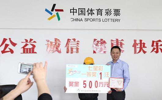 大奖得主领奖照
