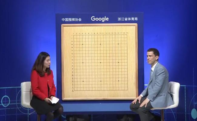 麦克雷蒙和职业女棋手殷明明现场进行官方解说