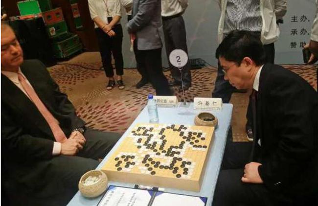 本文作者许基仁（右一）与日本九段棋手依田纪基在让子棋中对弈