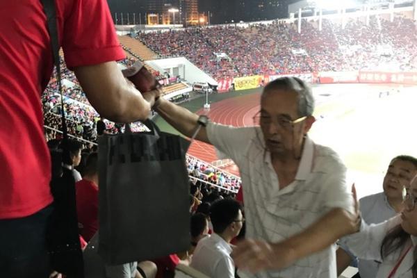 冷静一手！克莱首节替补出战5分钟 拿到5分2板1助1断