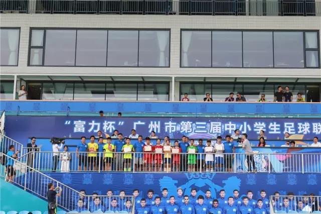广州富力足球俱乐部球员卢琳、陈志钊、黄政宇、程月磊、吉安奴、乌索、雷纳尔迪尼奥为荣获优秀运动员奖的小球星们颁奖。