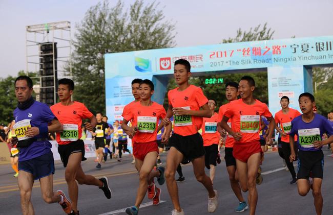 29日7时,首届“丝绸之路”宁夏·银川国际马拉松鸣枪起跑