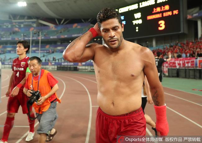 胡尔克谈手伤:我用脚踢球不影响 称赞本队后防