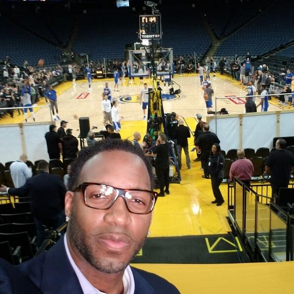 现场直播!麦蒂晒甲骨文自拍 这妩媚的小睡眼_NBA_新浪竞技风暴_新浪网