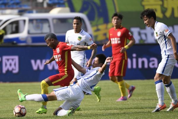 欧冠疯狂夜：共诞生43粒进球，出现5张红牌