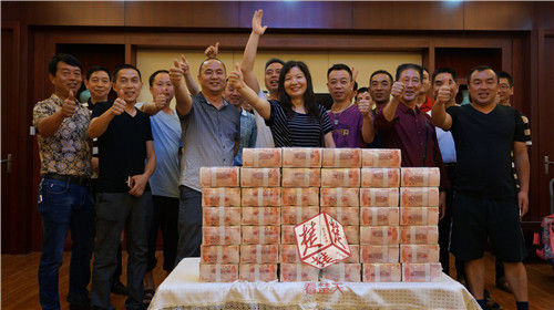 彩民真露脸兑福彩584万 现金堆成山合影-图_彩