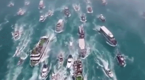 准备的游艇上,大量球迷也驾驶着约100艘各类船只簇拥着他们的英雄