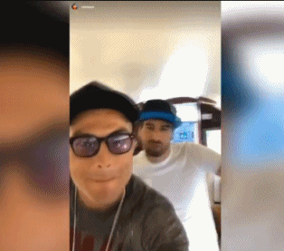 c罗跳舞的视频总共有两段,c罗先是头戴黑色鸭舌帽和墨镜,自己手拿自拍