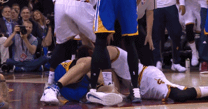 【影片】倒地爭搶帕楚里亞雙擊騎士悍將襠部 險些爆發衝突-黑特籃球-NBA新聞影音圖片分享社區