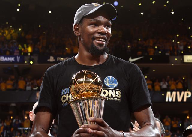 杜兰特暗示留勇士继续夺冠:詹皇是我唯一目标