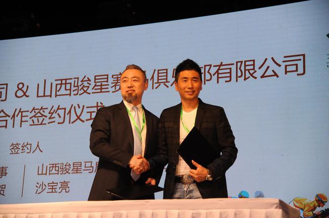 玉龙马业执行董事、玉龙马会执行董事马贺(左一)与演艺界代表:著名歌手、骏星马房创始人沙宝亮战略签约