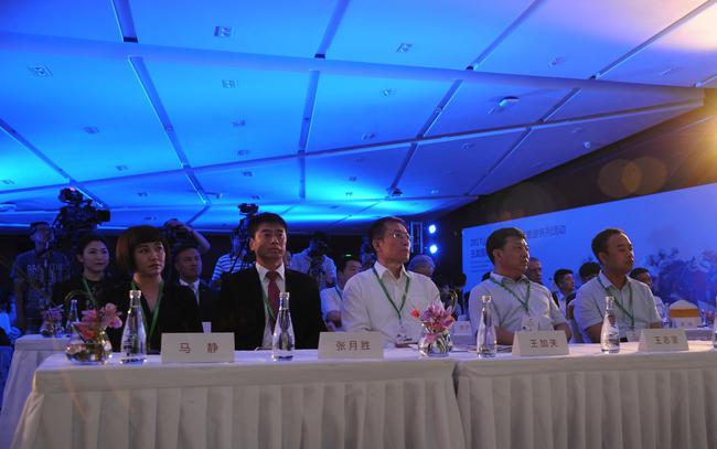 与会嘉宾领导(中:中共朔州市委常委、宣传部长、市政府党组成员王加关;右二:中共右玉县委副书记、右玉县人民政府县长王志坚;右一:中共右玉县委常委、宣传部长、县政府党组成员韩日华;左二:玉龙马业董事长、玉龙马会董事长张月胜;左一:玉龙马业总经理、玉龙马会总经理马静)