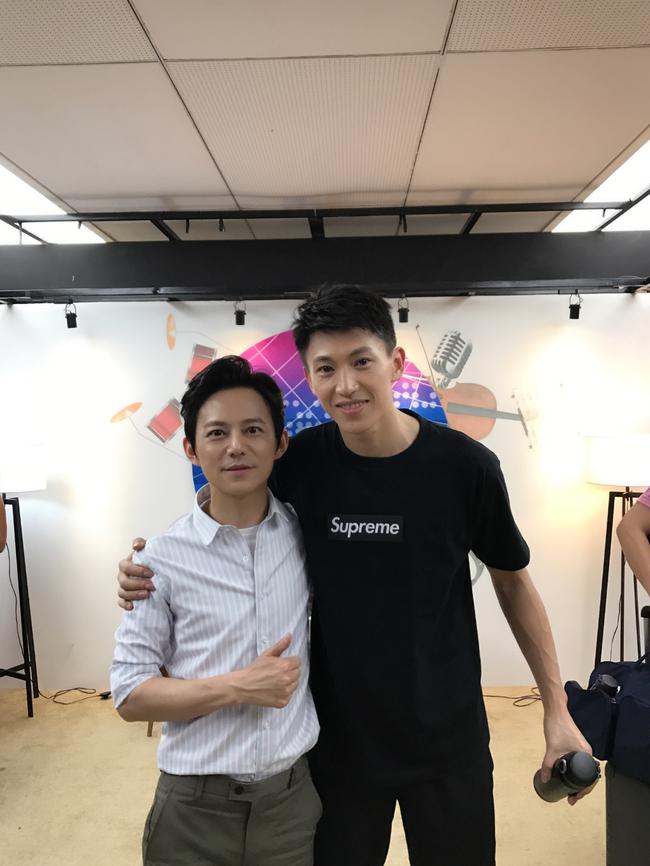 刘晓宇与何炅合影