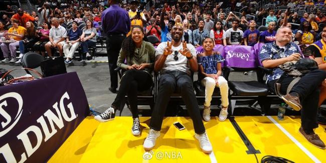 Kobe重回斯台普斯露大肚腩 欽點的白曼巴竟是她?-黑特籃球-NBA新聞影音圖片分享社區