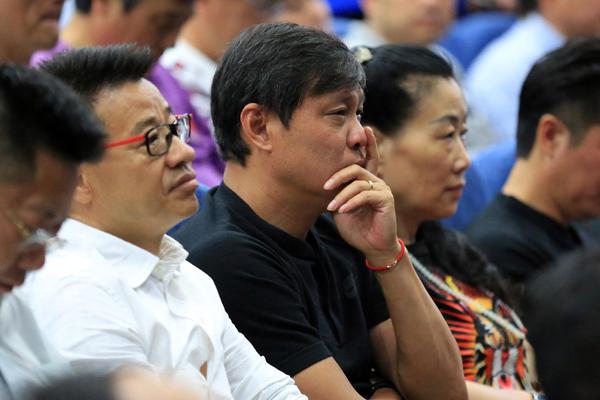 湖人消息：巴斯兄弟被解雇，兩將官宣下放，替補得分倒數第一