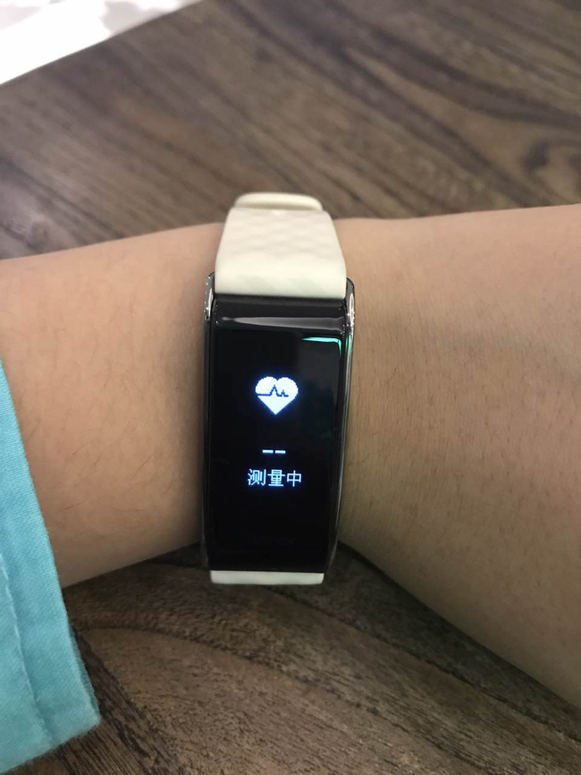 荣耀畅玩手环A2测评:腕上新宠_跑步频道