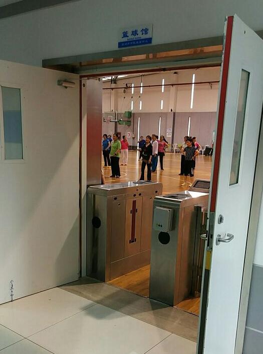 大妈花2400元包篮球馆跳广场舞 这才是天团啊