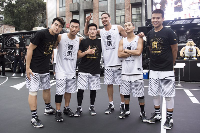 引爆成都!汤神启动“要疯”模式 安踏完美助力_NBA_新浪竞技风暴_新浪网