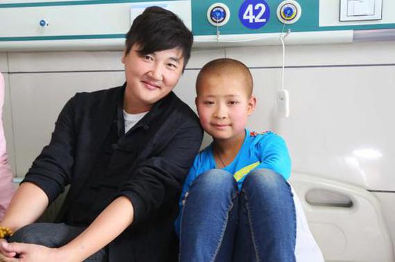 孙楠在西安济仁医院看望手术后康复中的孩子