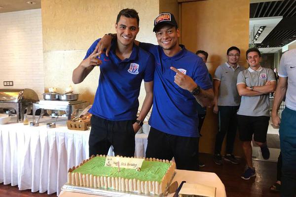 這賽季三個外援至少性格都很好，很融入了