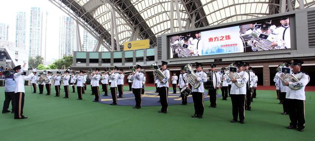 香港警察银乐队演奏香港人耳熟能详的经典金曲