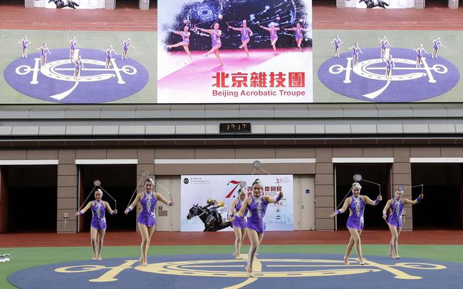 在马匹亮相圈上演的综合汇演,为回归赛马日揭开序幕,包括北京杂技团表演‘妙舞炫竹’
