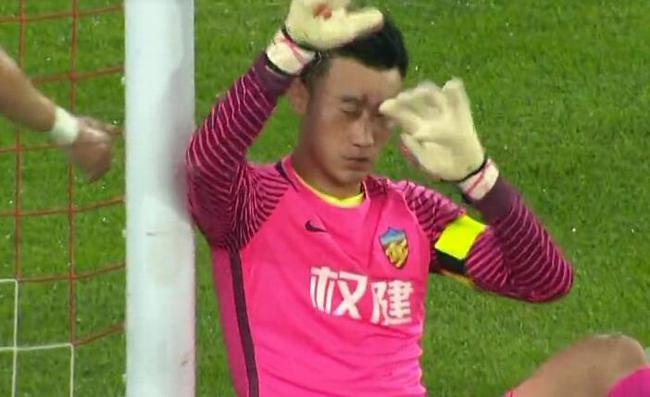 张鹭扑救后不慎撞到门柱 额头出血又投入战斗|图
