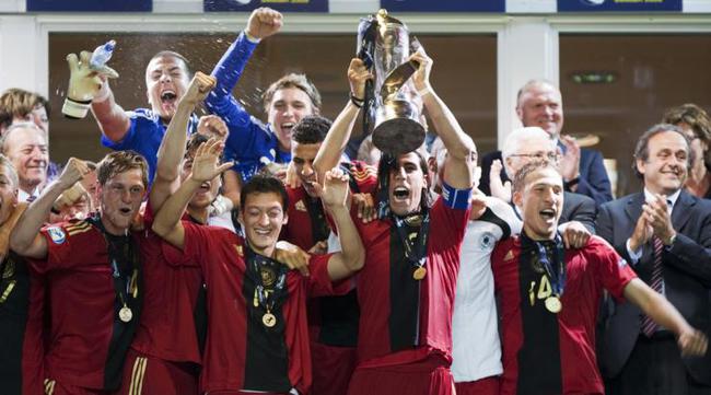 2009年欧青赛夺冠时的厄齐尔和赫迪拉