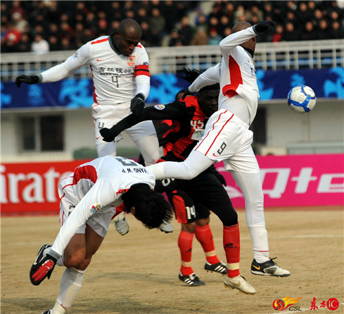 2010年3月,亚冠小组赛,卡巴雷罗泰山压顶,亚泰9-0顶翻印尼冠军佩斯普拉。但令人诧异的是,其余5场亚泰竟全部失利,包括客场0-2不敌佩斯普拉。