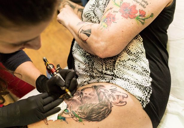 59岁大妈疯狂迷穆帅!胸部臀部纹身+愿献身穆帅