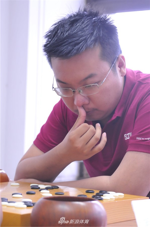 周睿羊沉思棋局